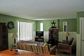 Televisio, takka, DVD-soitin