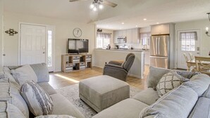 A spacious living room with a large sofa, ottoman, and a ceiling fan. - "Sunny Days"-Relaxation for All! Wifi-4 HDTVs-Open/Cov Dock-Game Rm-Linens Incl (Moneta)