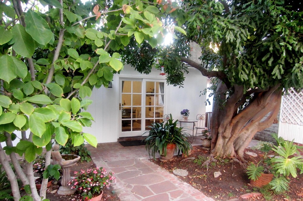 Contemporary Cottage - An LA Oasis with Private Heated Pool and Patio