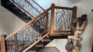 Een houten trap met een decoratielen en beeldhouwkunst van beren.