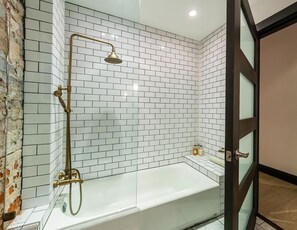 Ensemble douche/baignoire, serviettes fournies