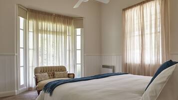 4 makuuhuonetta, silitysrauta/-lauta, ilmainen Wi-Fi, vuodevaatteet