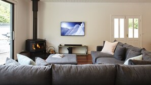 Smart-TV, Kamin, Tischfußball, Bücher