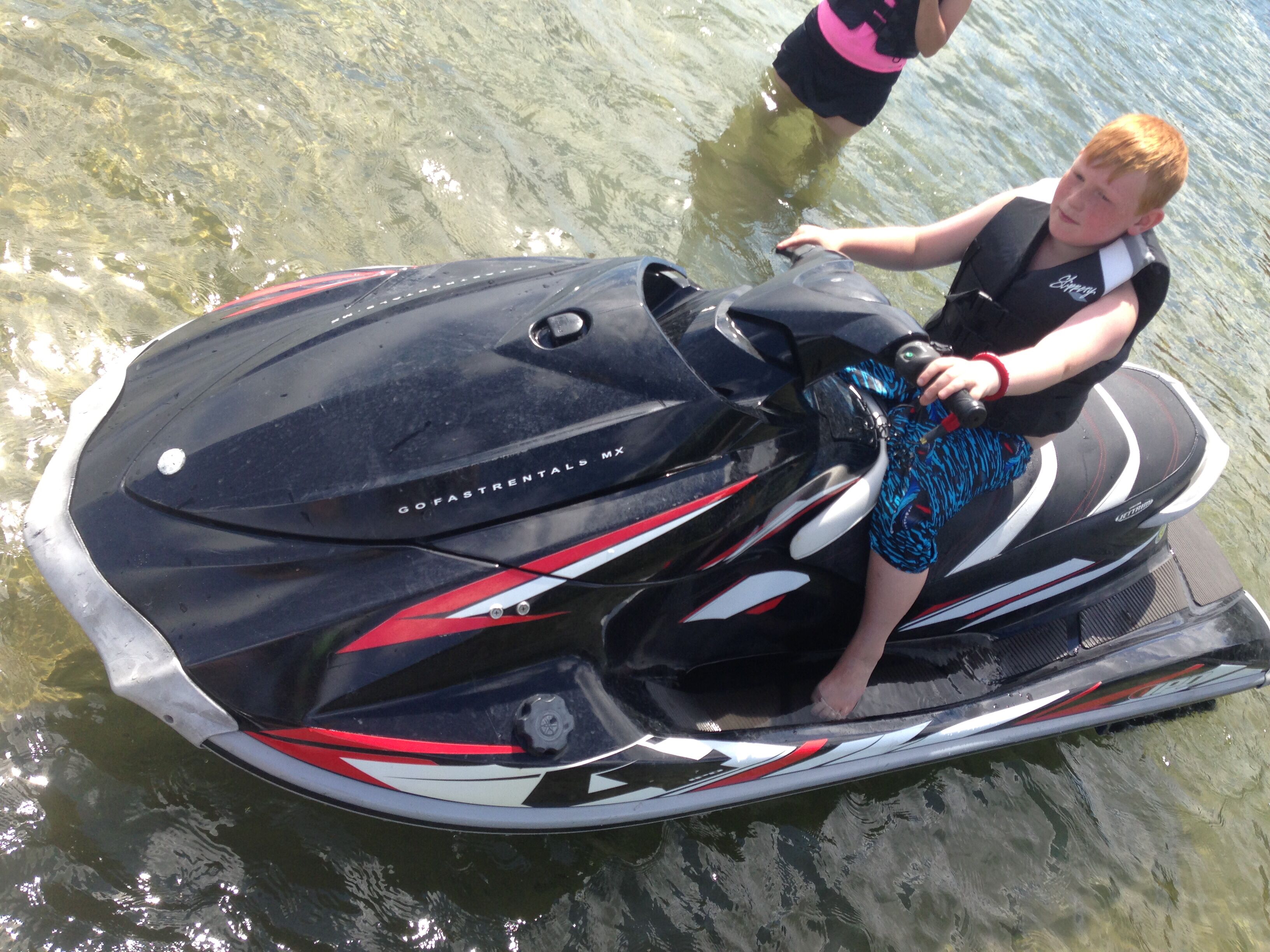 Uma pessoa andando em um jet ski sobre a água.
