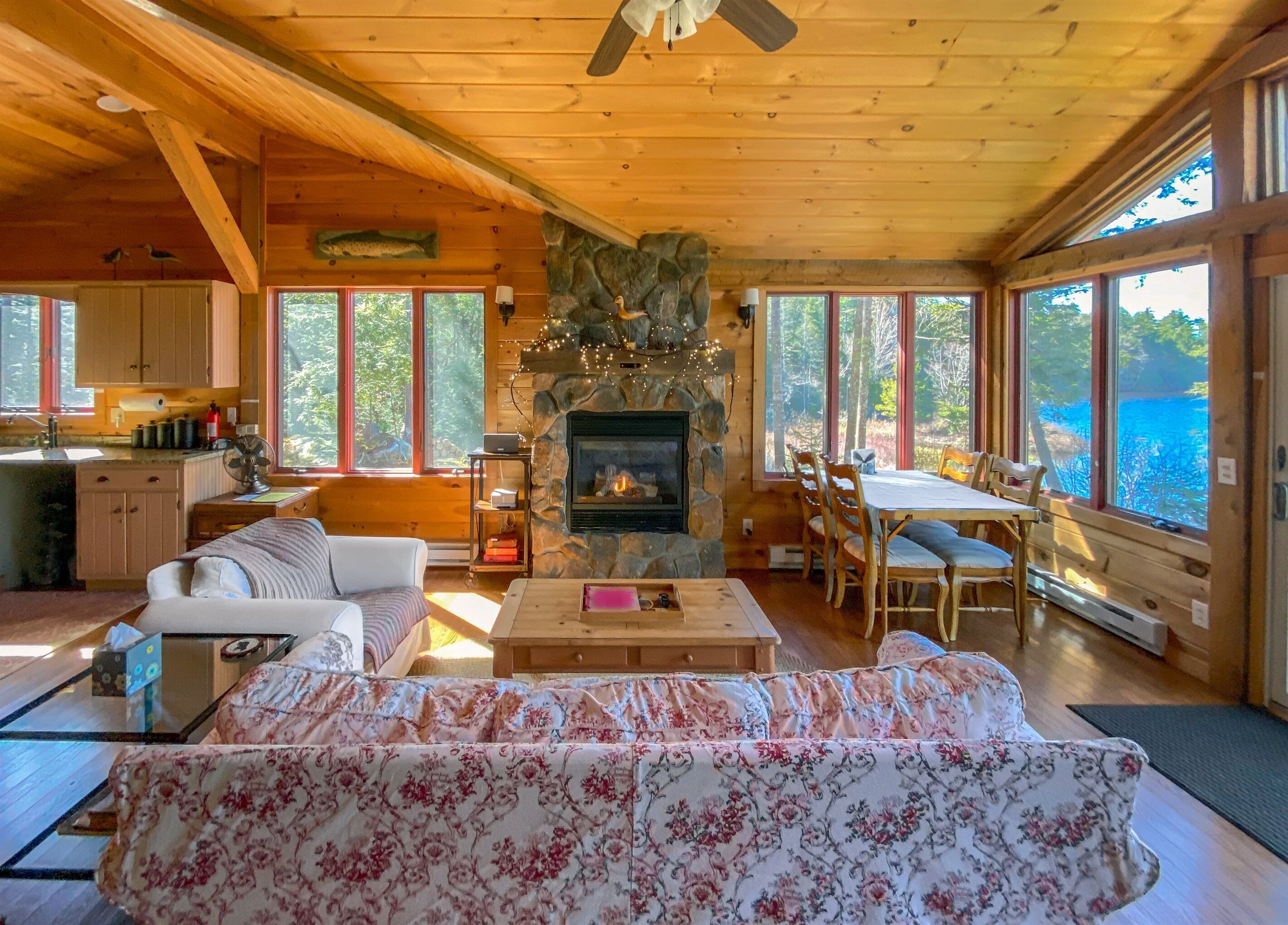 Waterfront Cabin, Privacy and Amazing Views!