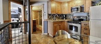 Honeymoon Ski right into PARADISE! Mountain Bike base camp perfection!
