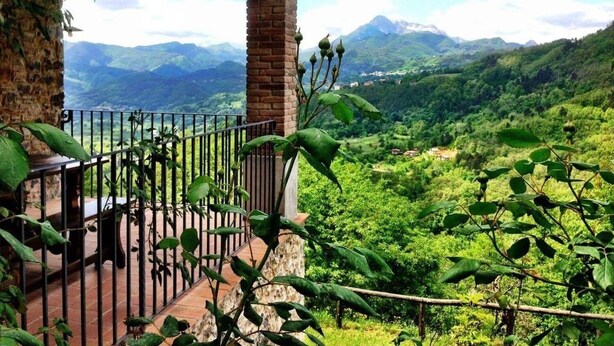 A balcony with a view of lush green hills and distant mountains. - Tuscan Farmhouse in Hills w/Stunning Views - Private Pool, near Barga (Treppignana)