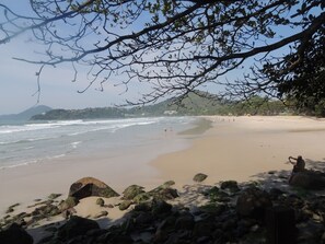 A beach with rocky areas and a clear view of the ocean. - Nature and sea with great comfort! (Ubatuba)