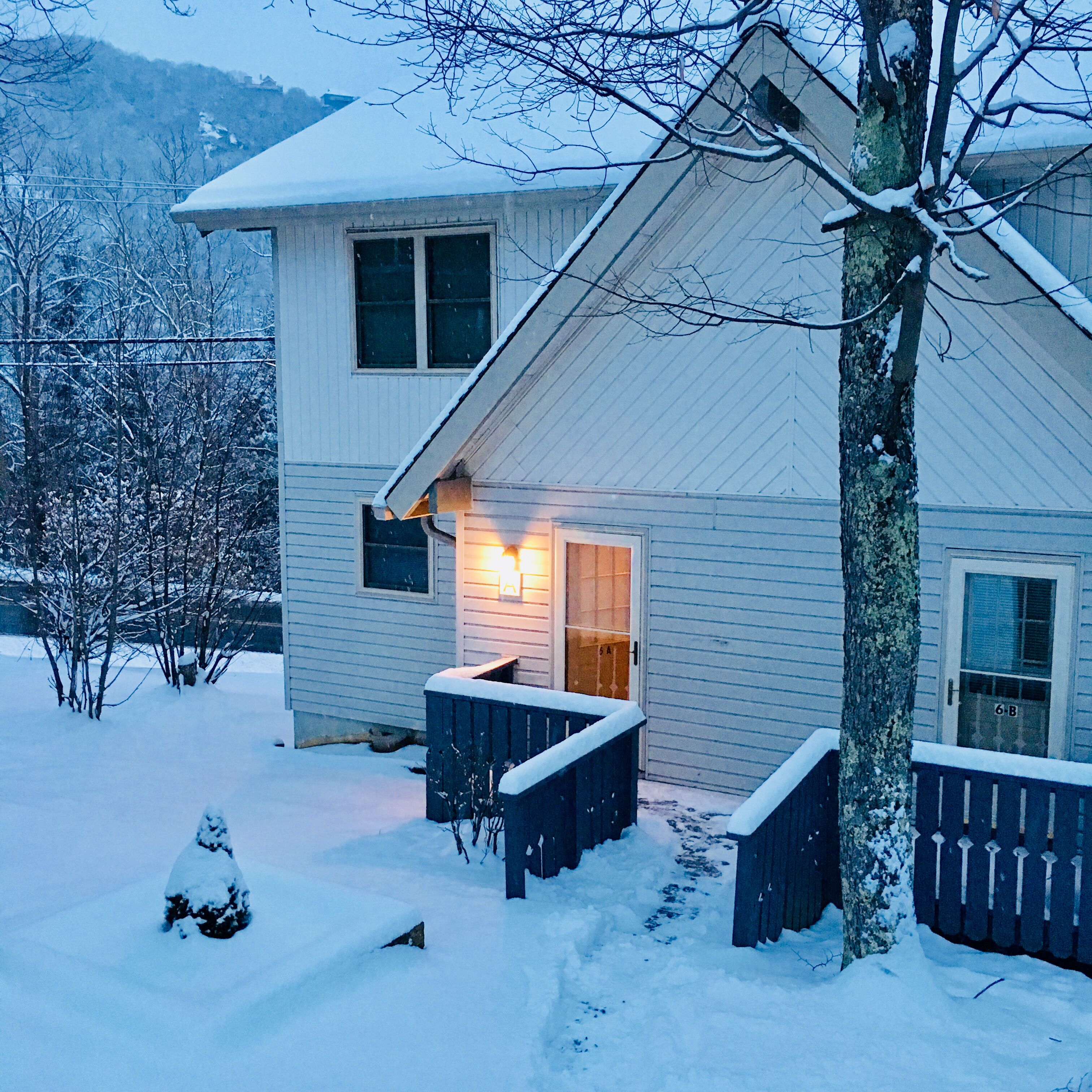 Cozy Condo Near Skiing - Summer Rates discounted 50 % for stays 28 days or more