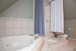 Kombinert dusj/badekar, boblebad, hårføner og håndklær