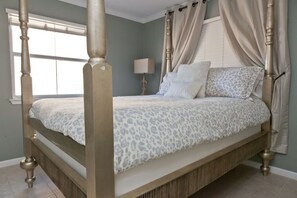 4 bedrooms, iron/ironing board, WiFi, bed sheets