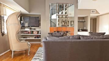 Televisión de pantalla plana, chimenea y libros