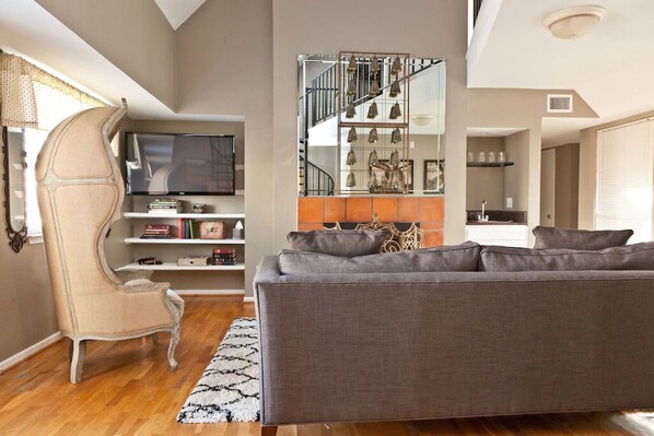 Flat-screen TV, fireplace, books