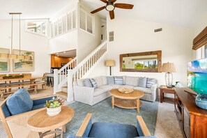 Smart-TV, DVD-Player, Bücher, Stereoanlage