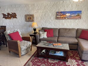 Smart TV, DVD player, books, music library - Kanai A Nalu-Spectacular Whale Watching, Beachfront, Wifi & Split Air thru out (Wailuku)
