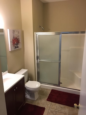 Combined shower/bathtub, towels, soap, toilet paper - Luxury 2nd floor Unit Convenient to town and the beach (Myrtle Beach)