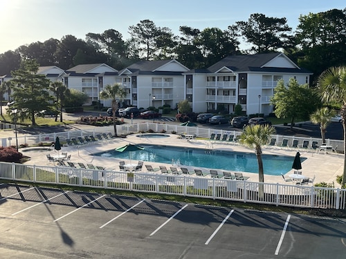 Luxury 2nd floor Unit Convenient to town and the beach