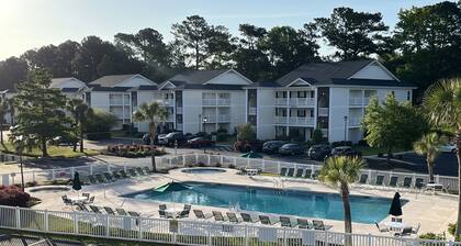Luxury 2nd floor Unit Convenient to town and the beach