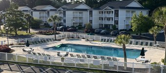 Luxury 2nd floor Unit Convenient to town and the beach