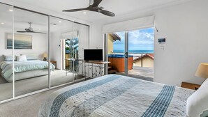 A bedroom with a large bed, a TV, a hot tub, and a balcony with a view of the ocean. - Luxury Spa “Beachfront Moana”
Perfect for couples, families or friends! (Moana)