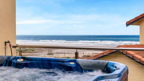 A hot tub with a view of the ocean and beach. - Luxury Spa “Beachfront Moana”
Perfect for couples, families or friends! (Moana)