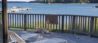 3BR/2BA Lakefront Cabin, Gorgeous Bay Views, Dock, Game Room, Firepit