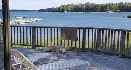 3BR/2BA Lakefront Cabin, Gorgeous Bay Views, Dock, Game Room, Firepit