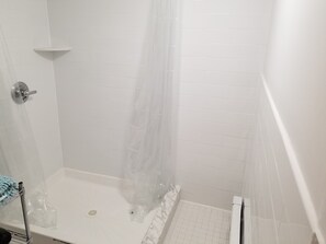 Shower, hair dryer, towels, toilet paper - Elegant NYC Pad with Wifi (Queens)