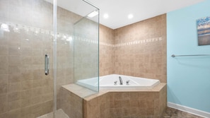 Ensemble baignoire-douche, baignoire à remous, séchoir à cheveux