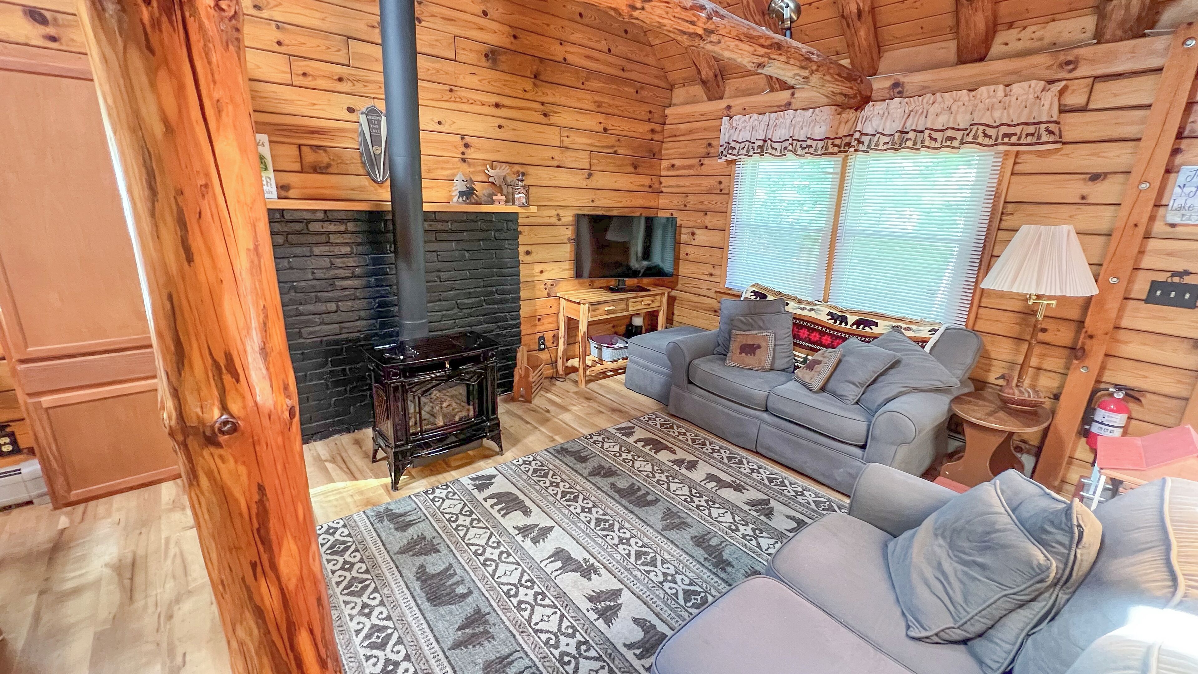 Winnipecabin - Lovely log cabin w/ water access & hot tub - close to everything!