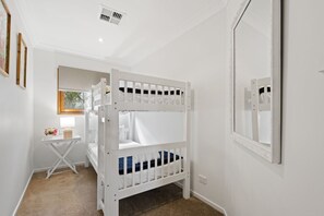 6 chambres, fer et planche à repasser, literie fournie