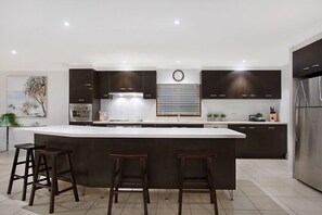 Réfrigérateur, four à micro-ondes, un four, surface de cuisson