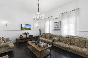 Télévision à écran plat, cheminée, lecteur de DVD, chaîne hi-fi