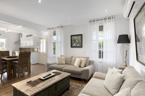 Flat-screen TV, fireplace, DVD player, stereo - Healesville Garden Accommodation “GRANDVIEW”   (HEALESVILLE)