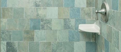 Combined shower/tub, hair dryer, towels