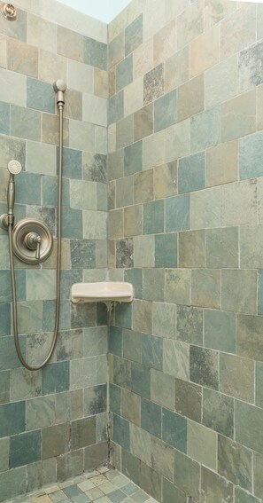 Combined shower/tub, hair dryer, towels