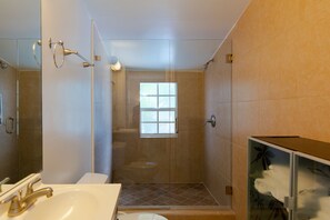Combinazione doccia/vasca, asciugacapelli, asciugamani, sapone