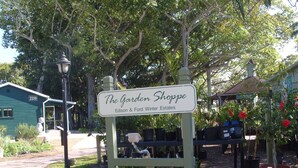 Señal de The Garden Shoppe, indicando que forma parte de Edison & Ford Winter Estates.
