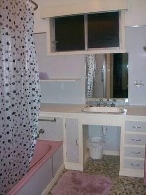 Hair dryer, towels - Entrance to the Lakes Getaway (Lakes Entrance)