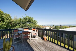 Outdoor dining - Sunny Richmond Holiday Home - All-day sun & sea views (Stoke)