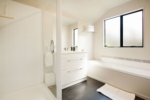 Douche, sèche-cheveux, serviettes fournies, papier toilette