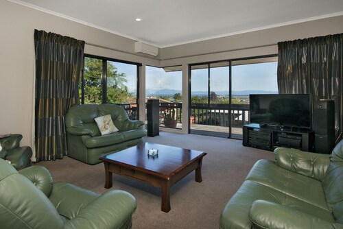 Sunny Richmond Holiday Home - All-day sun & sea views