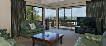 Sunny Richmond Holiday Home - All-day sun & sea views