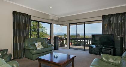 Sunny Richmond Holiday Home - All-day sun & sea views