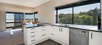 Sunny Richmond Holiday Home - All-day sun & sea views