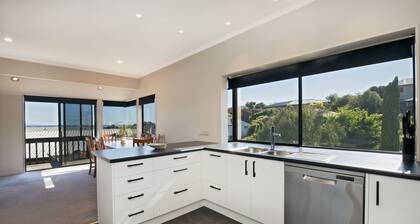 Sunny Richmond Holiday Home - All-day sun & sea views