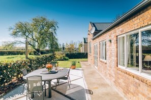Outdoor dining - Lexington Park Cottage (Cambridge)