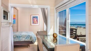 2 bedrooms, WiFi (free), bed sheets