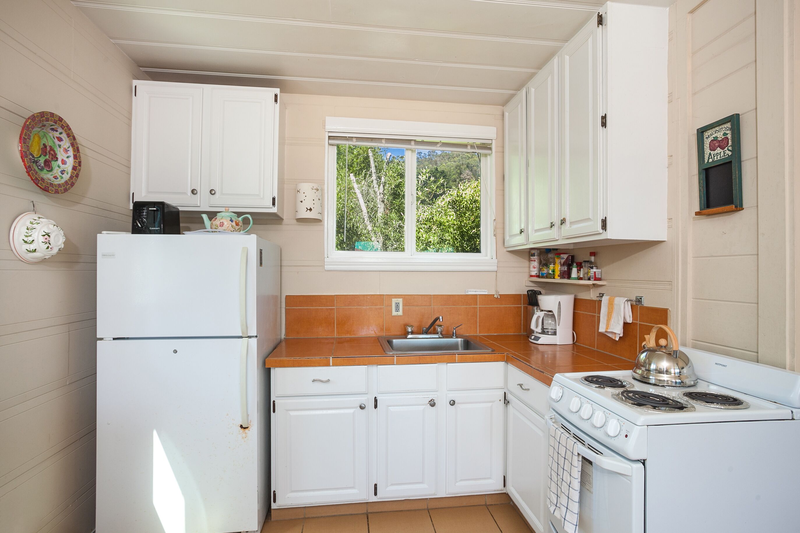 Delightful Oceanside Cottage w Private Beach Lot