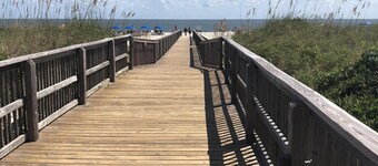 Great Little Villa at Great Beach Front Resort with lots of amentities!